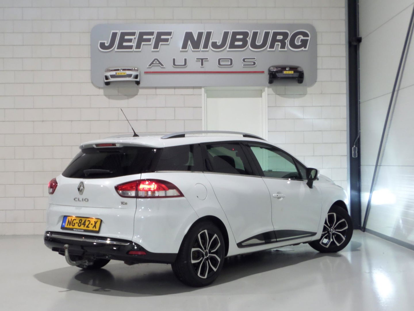 Renault Clio Estate 0.9 TCe Intens "Origineel NL!" Trekhaak Bluetooth Climatronic Cruise-control Half-Leder Parkeersensoren