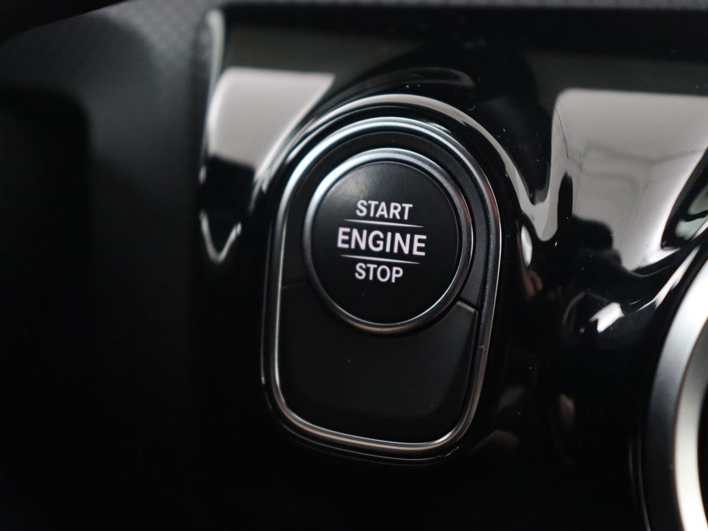 Mercedes-Benz A-Klasse 250e Business Solution Luxury | Leder | Trekhaak | Stoelverwarming | Camera | Sfeerverlichting | Navigatie | Park Assist | Full LED | Widescreen