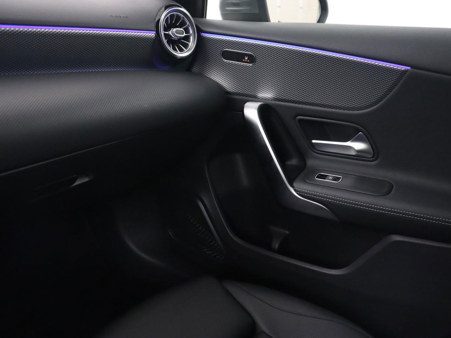 Mercedes-Benz A-Klasse 250e Business Solution Luxury | Leder | Trekhaak | Stoelverwarming | Camera | Sfeerverlichting | Navigatie | Park Assist | Full LED | Widescreen