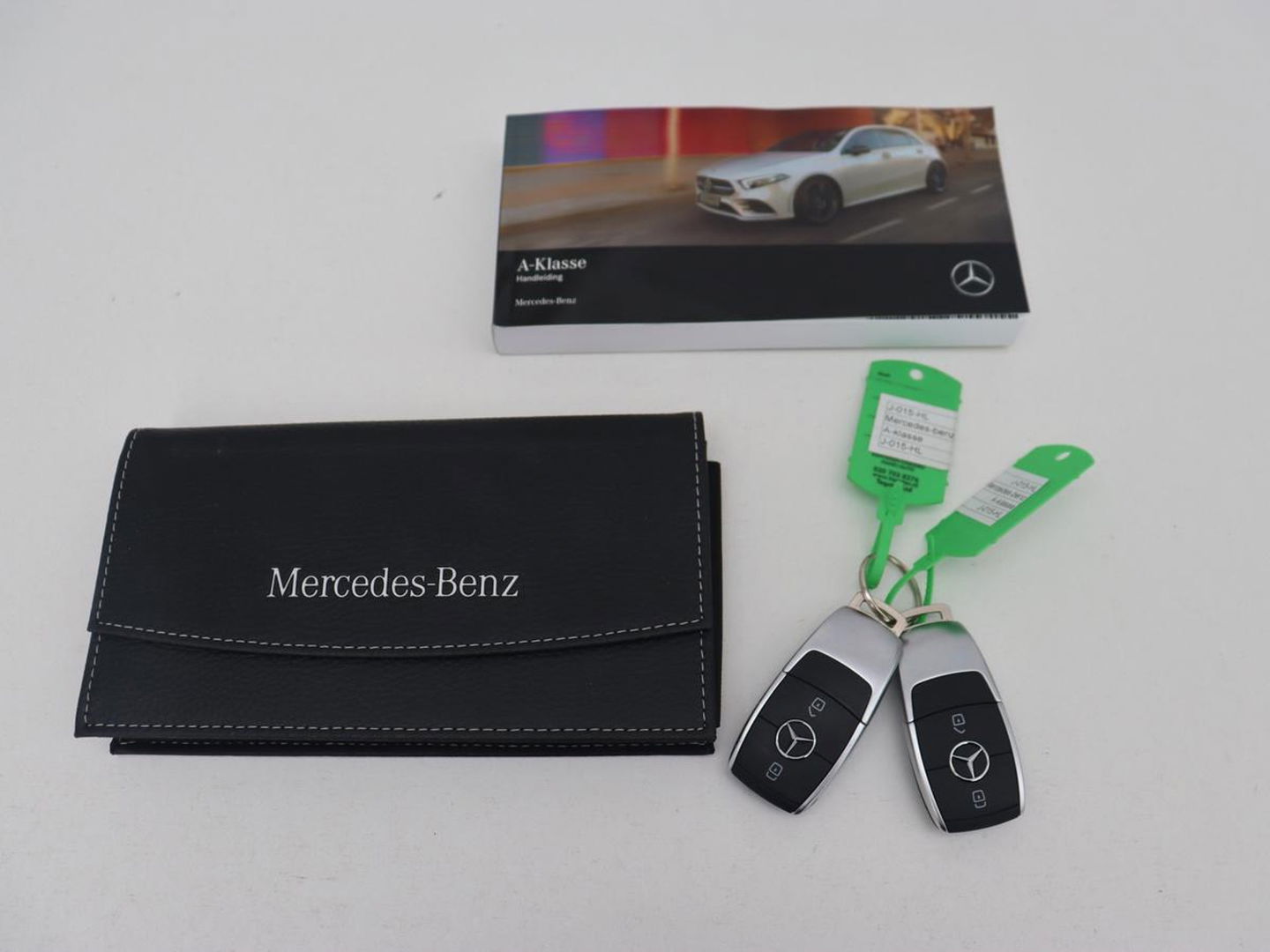 Mercedes-Benz A-Klasse 250e Business Solution Luxury | Leder | Trekhaak | Stoelverwarming | Camera | Sfeerverlichting | Navigatie | Park Assist | Full LED | Widescreen
