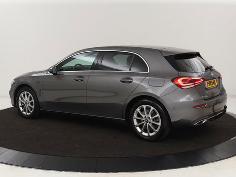 Mercedes-Benz A-Klasse 250e Business Solution Luxury | Leder | Trekhaak | Stoelverwarming | Camera | Sfeerverlichting | Navigatie | Park Assist | Full LED | Widescreen