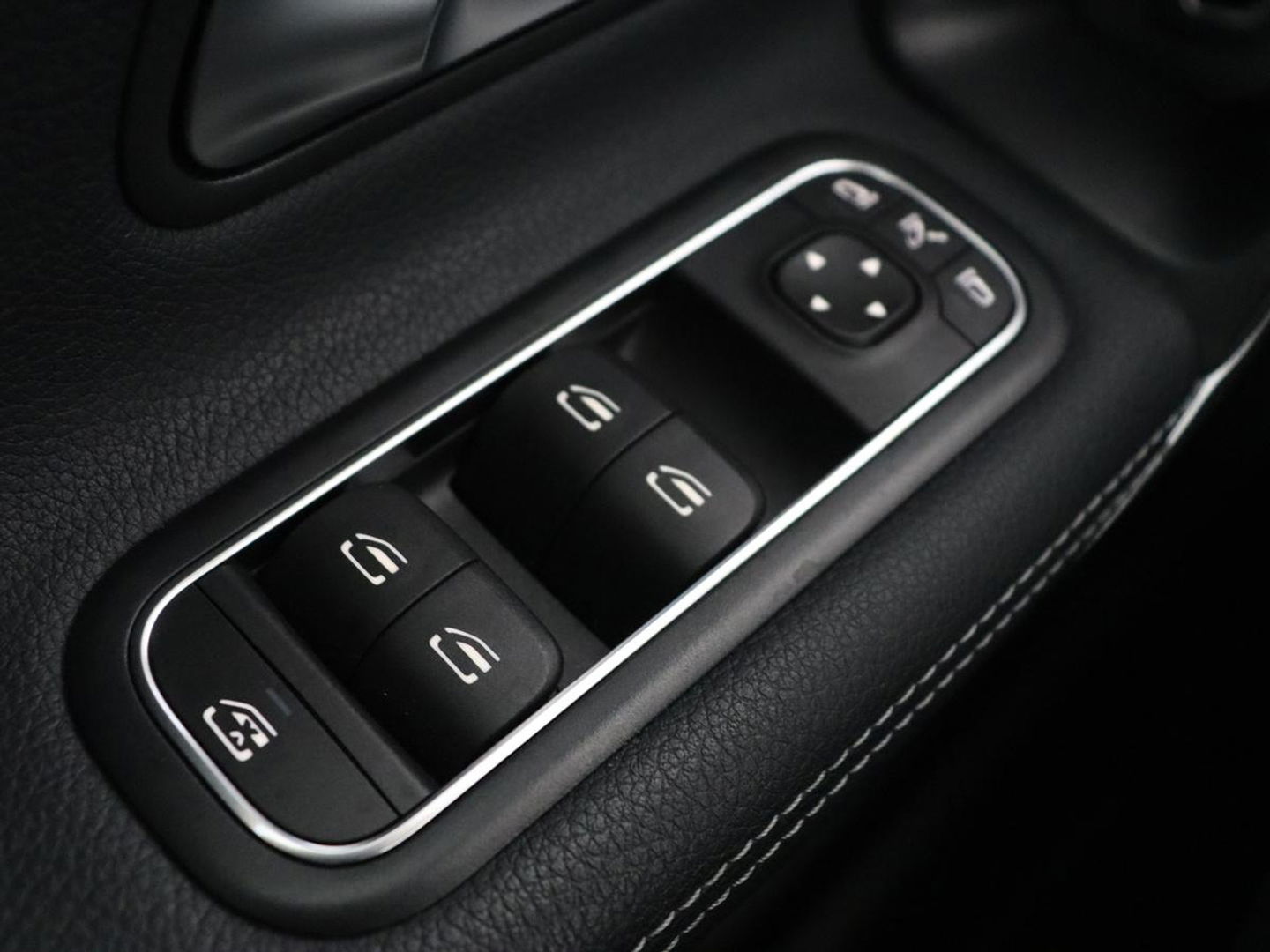 Mercedes-Benz A-Klasse 250e Business Solution Luxury | Leder | Trekhaak | Stoelverwarming | Camera | Sfeerverlichting | Navigatie | Park Assist | Full LED | Widescreen