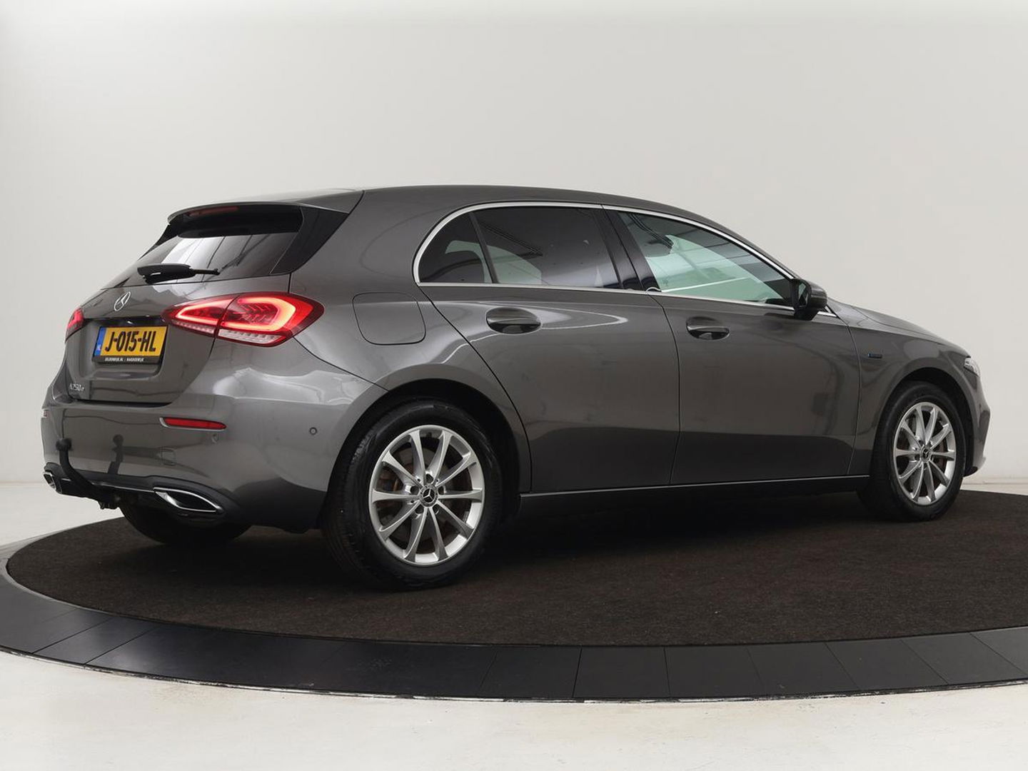 Mercedes-Benz A-Klasse 250e Business Solution Luxury | Leder | Trekhaak | Stoelverwarming | Camera | Sfeerverlichting | Navigatie | Park Assist | Full LED | Widescreen