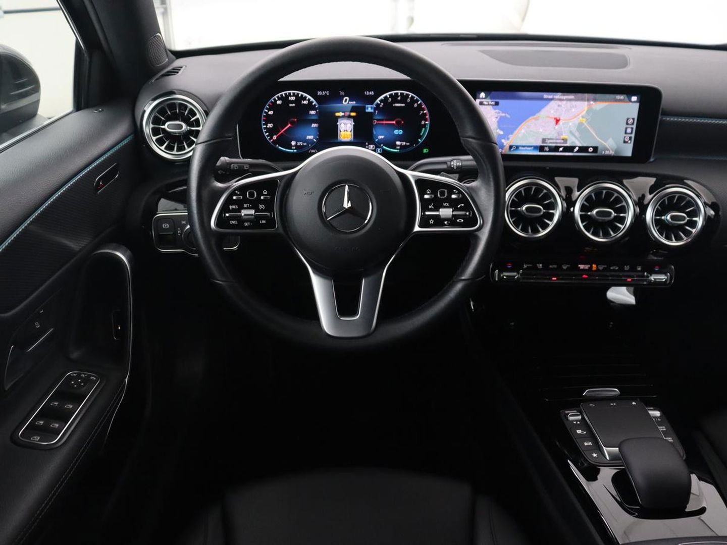 Mercedes-Benz A-Klasse 250e Business Solution Luxury | Leder | Trekhaak | Stoelverwarming | Camera | Sfeerverlichting | Navigatie | Park Assist | Full LED | Widescreen
