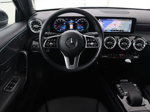 Mercedes-Benz A-Klasse 250e Business Solution Luxury | Leder | Trekhaak | Stoelverwarming | Camera | Sfeerverlichting | Navigatie | Park Assist | Full LED | Widescreen