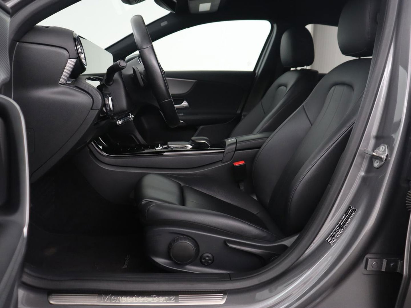 Mercedes-Benz A-Klasse 250e Business Solution Luxury | Leder | Trekhaak | Stoelverwarming | Camera | Sfeerverlichting | Navigatie | Park Assist | Full LED | Widescreen