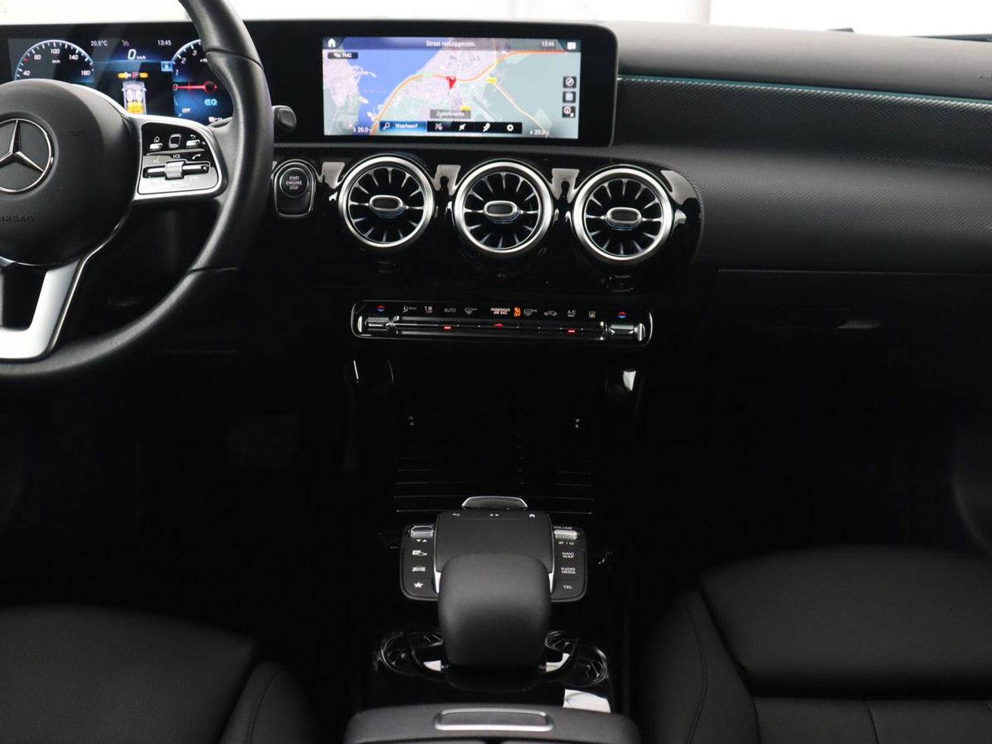 Mercedes-Benz A-Klasse 250e Business Solution Luxury | Leder | Trekhaak | Stoelverwarming | Camera | Sfeerverlichting | Navigatie | Park Assist | Full LED | Widescreen
