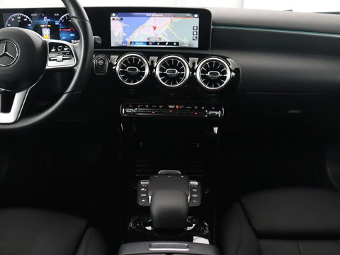 Mercedes-Benz A-Klasse 250e Business Solution Luxury | Leder | Trekhaak | Stoelverwarming | Camera | Sfeerverlichting | Navigatie | Park Assist | Full LED | Widescreen