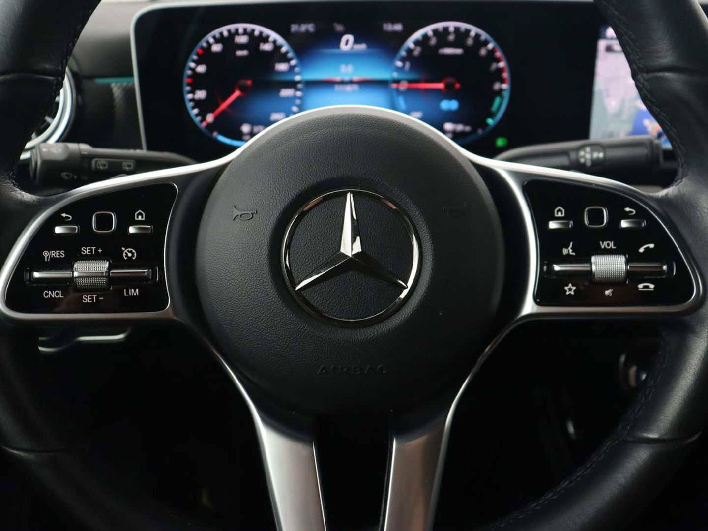 Mercedes-Benz A-Klasse 250e Business Solution Luxury | Leder | Trekhaak | Stoelverwarming | Camera | Sfeerverlichting | Navigatie | Park Assist | Full LED | Widescreen