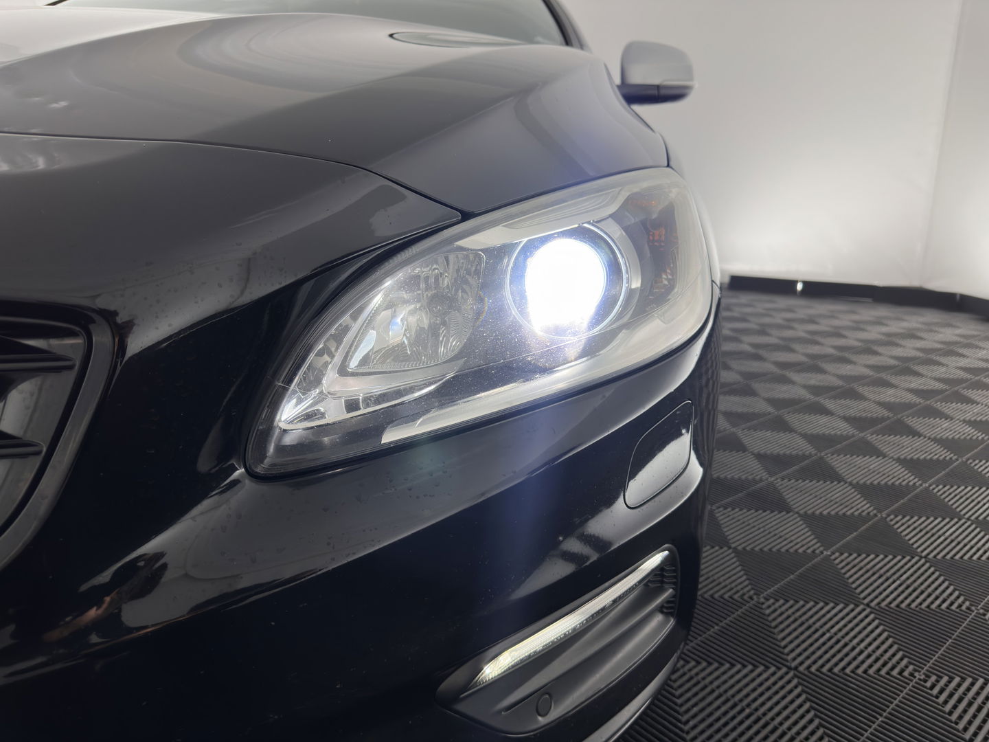 Volvo V60 2.4 D6 Twin Engine R-Design Aut. *PANO | LEATHER-ALCANTARA | BI-XENON | MEMORY-PACK | HEATED-COMFORTSEATS | NAVI-FULLMAP | CAMERA | PRIVACY-GLASS | ECC | PDC | CRUISE | 18''ALU*