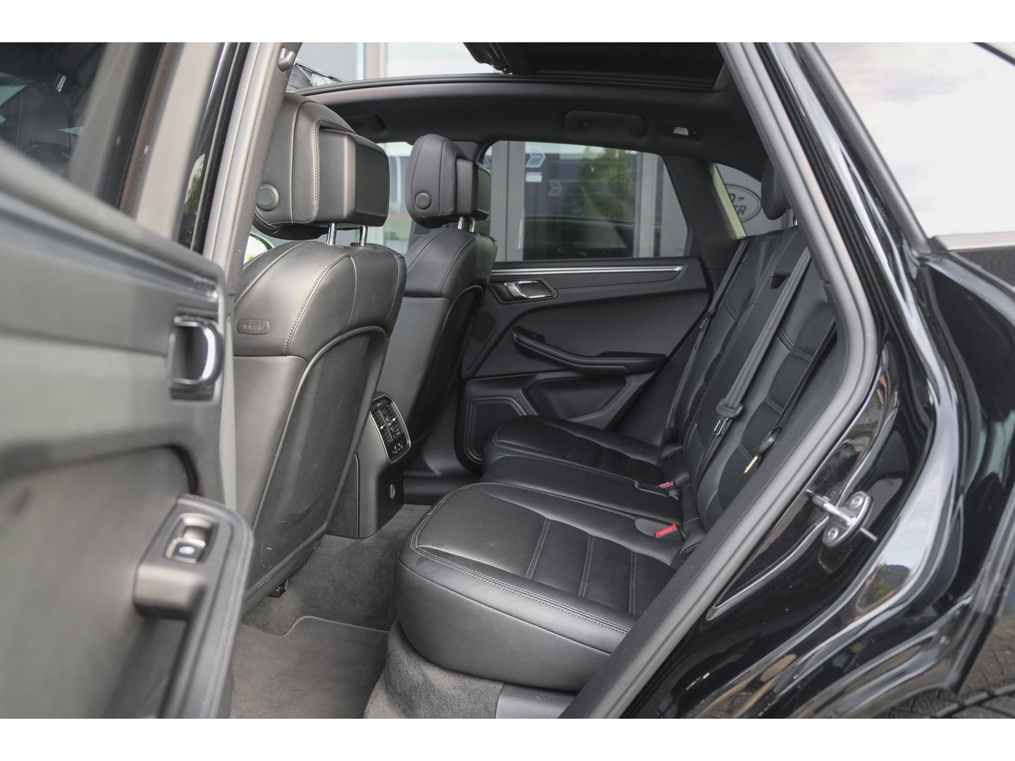 Porsche Macan 2.0 T 252pk Panoramadak Luchtvering 18-weg Adaptieve Sportstoelen Trekhaak elektrisch 21" LMV