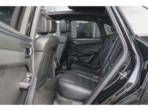 Porsche Macan 2.0 T 252pk Panoramadak Luchtvering 18-weg Adaptieve Sportstoelen Trekhaak elektrisch 21" LMV