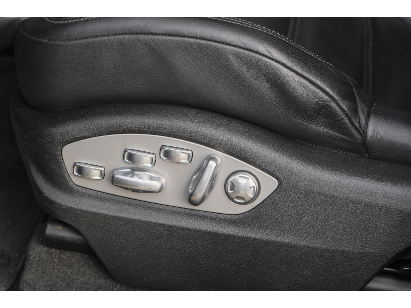 Porsche Macan 2.0 T 252pk Panoramadak Luchtvering 18-weg Adaptieve Sportstoelen Trekhaak elektrisch 21" LMV