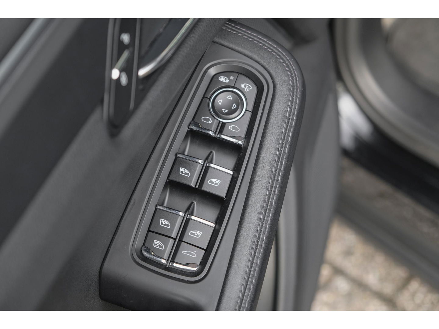 Porsche Macan 2.0 T 252pk Panoramadak Luchtvering 18-weg Adaptieve Sportstoelen Trekhaak elektrisch 21" LMV