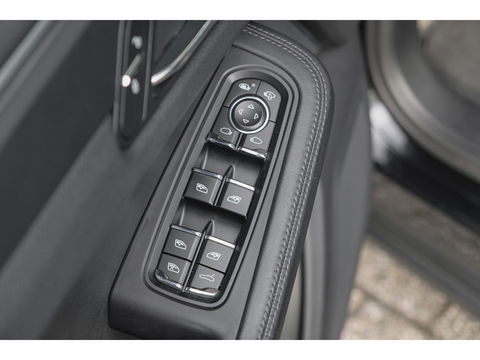 Porsche Macan 2.0 T 252pk Panoramadak Luchtvering 18-weg Adaptieve Sportstoelen Trekhaak elektrisch 21" LMV