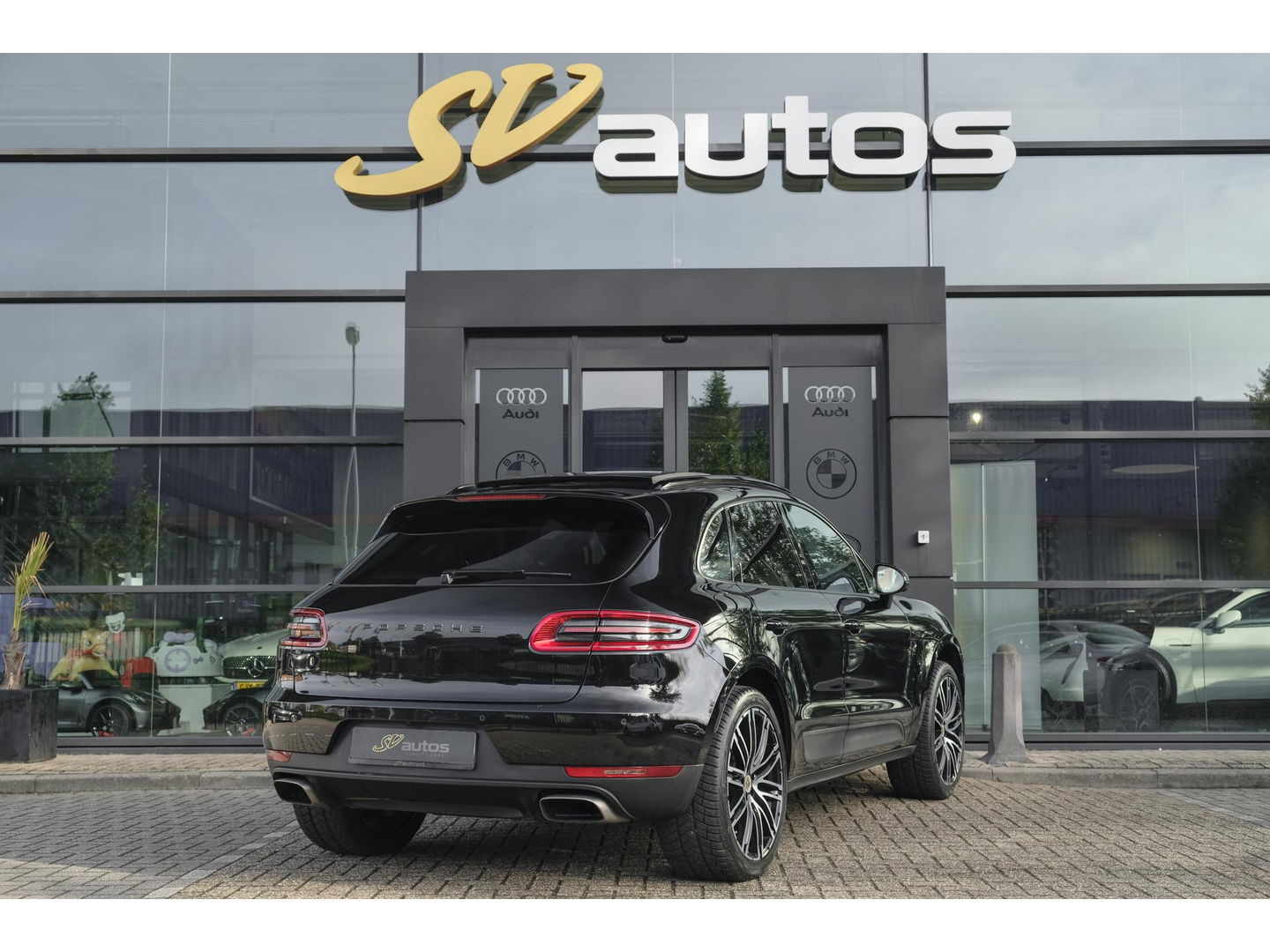 Porsche Macan 2.0 T 252pk Panoramadak Luchtvering 18-weg Adaptieve Sportstoelen Trekhaak elektrisch 21" LMV