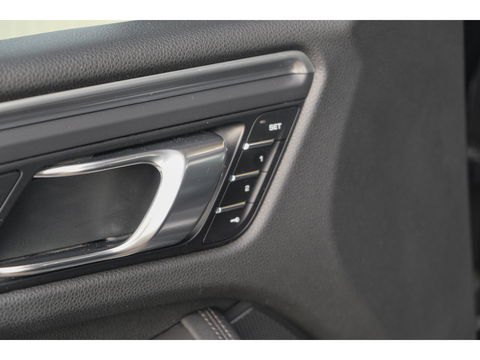 Porsche Macan 2.0 T 252pk Panoramadak Luchtvering 18-weg Adaptieve Sportstoelen Trekhaak elektrisch 21" LMV