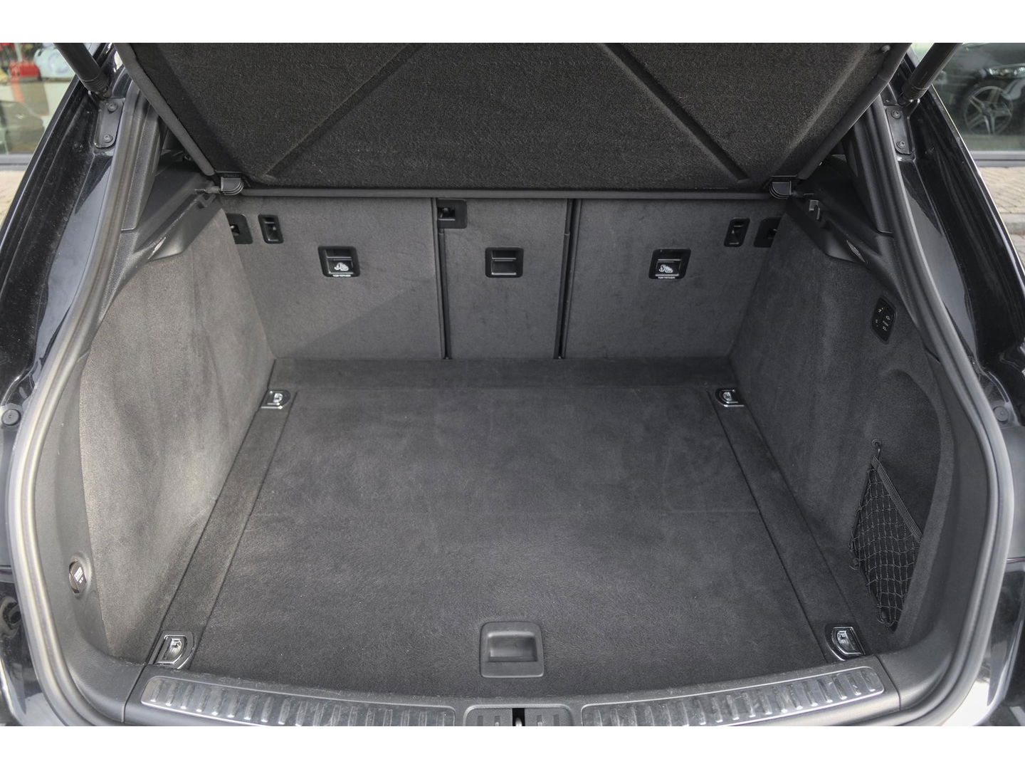 Porsche Macan 2.0 T 252pk Panoramadak Luchtvering 18-weg Adaptieve Sportstoelen Trekhaak elektrisch 21" LMV