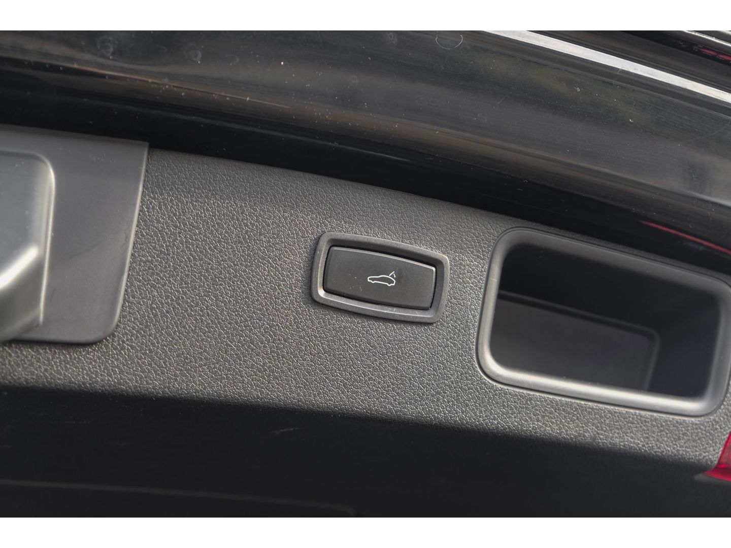 Porsche Macan 2.0 T 252pk Panoramadak Luchtvering 18-weg Adaptieve Sportstoelen Trekhaak elektrisch 21" LMV