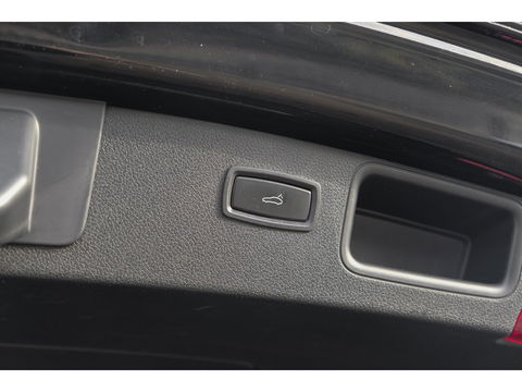 Porsche Macan 2.0 T 252pk Panoramadak Luchtvering 18-weg Adaptieve Sportstoelen Trekhaak elektrisch 21" LMV