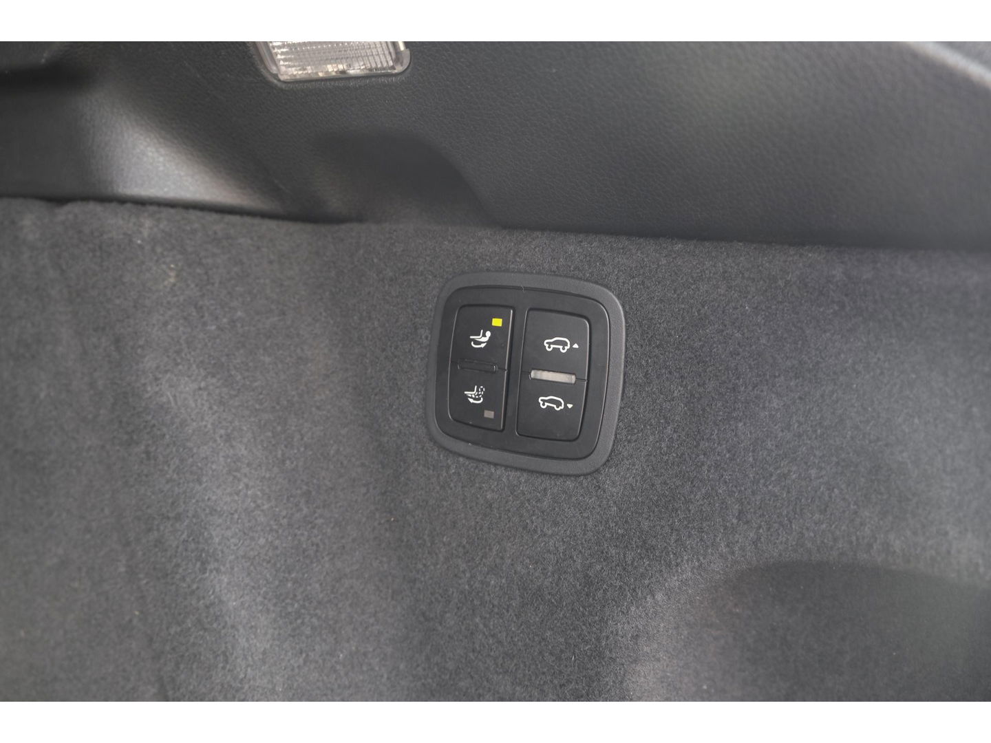 Porsche Macan 2.0 T 252pk Panoramadak Luchtvering 18-weg Adaptieve Sportstoelen Trekhaak elektrisch 21" LMV