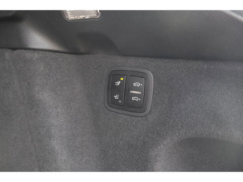 Porsche Macan 2.0 T 252pk Panoramadak Luchtvering 18-weg Adaptieve Sportstoelen Trekhaak elektrisch 21" LMV