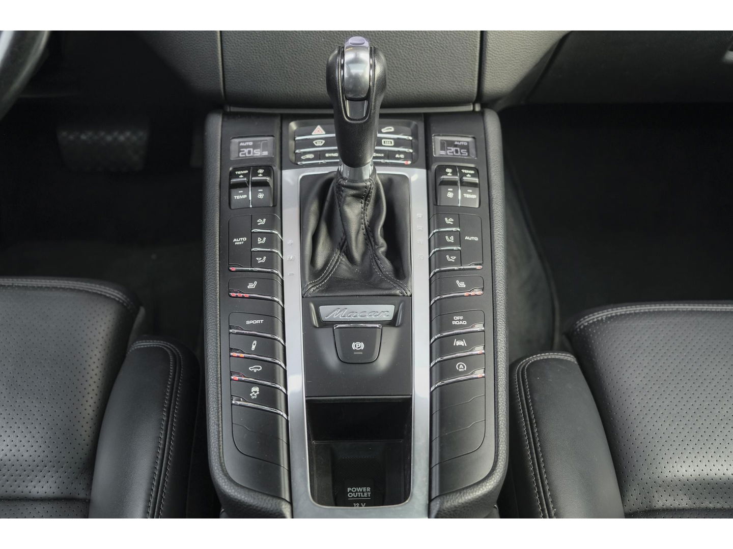 Porsche Macan 2.0 T 252pk Panoramadak Luchtvering 18-weg Adaptieve Sportstoelen Trekhaak elektrisch 21" LMV