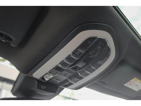 Porsche Macan 2.0 T 252pk Panoramadak Luchtvering 18-weg Adaptieve Sportstoelen Trekhaak elektrisch 21" LMV