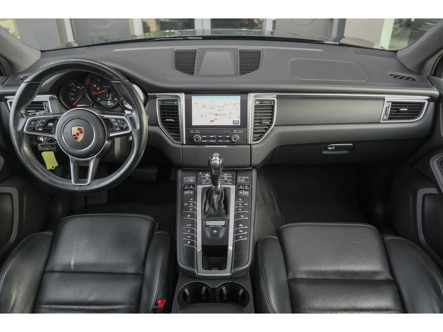 Porsche Macan 2.0 T 252pk Panoramadak Luchtvering 18-weg Adaptieve Sportstoelen Trekhaak elektrisch 21" LMV