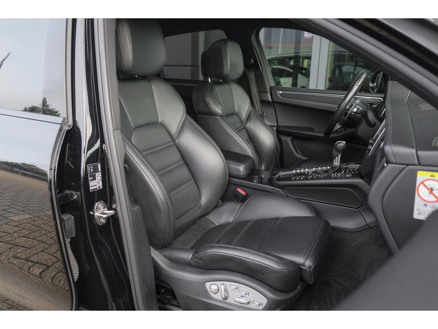 Porsche Macan 2.0 T 252pk Panoramadak Luchtvering 18-weg Adaptieve Sportstoelen Trekhaak elektrisch 21" LMV