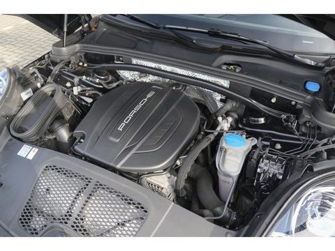 Porsche Macan 2.0 T 252pk Panoramadak Luchtvering 18-weg Adaptieve Sportstoelen Trekhaak elektrisch 21" LMV