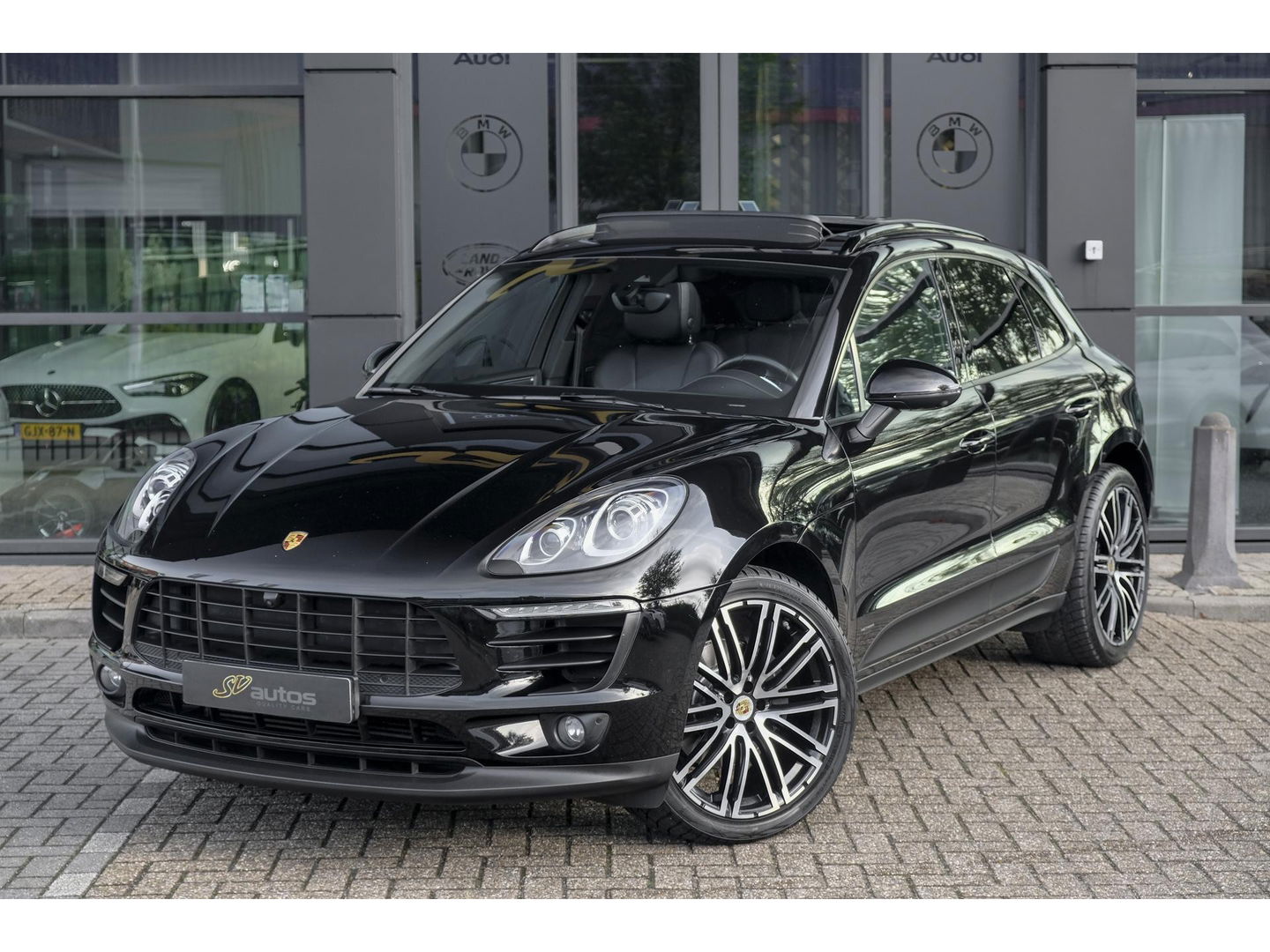 Porsche Macan 2.0 T 252pk Panoramadak Luchtvering 18-weg Adaptieve Sportstoelen Trekhaak elektrisch 21" LMV