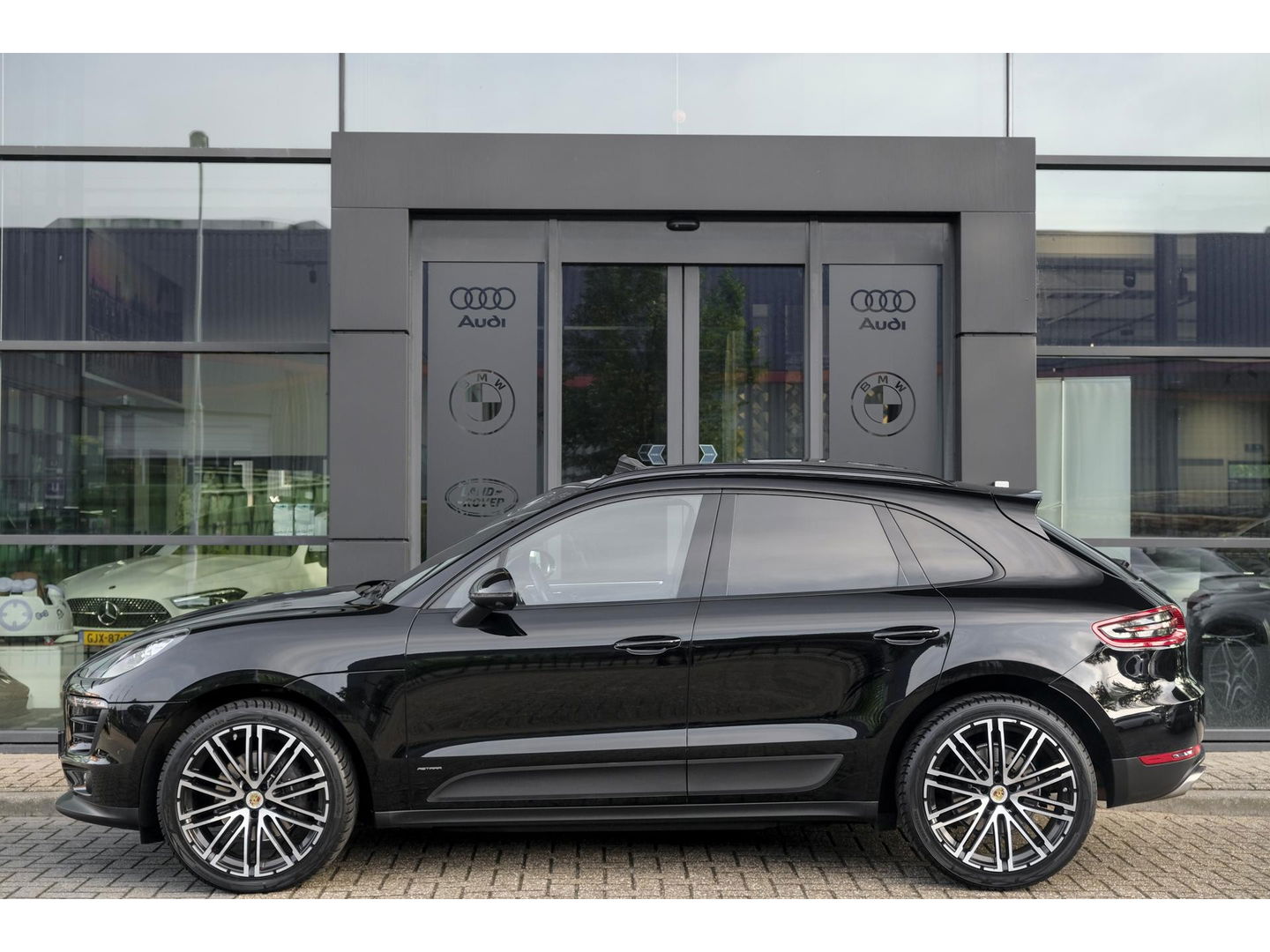 Porsche Macan 2.0 T 252pk Panoramadak Luchtvering 18-weg Adaptieve Sportstoelen Trekhaak elektrisch 21" LMV
