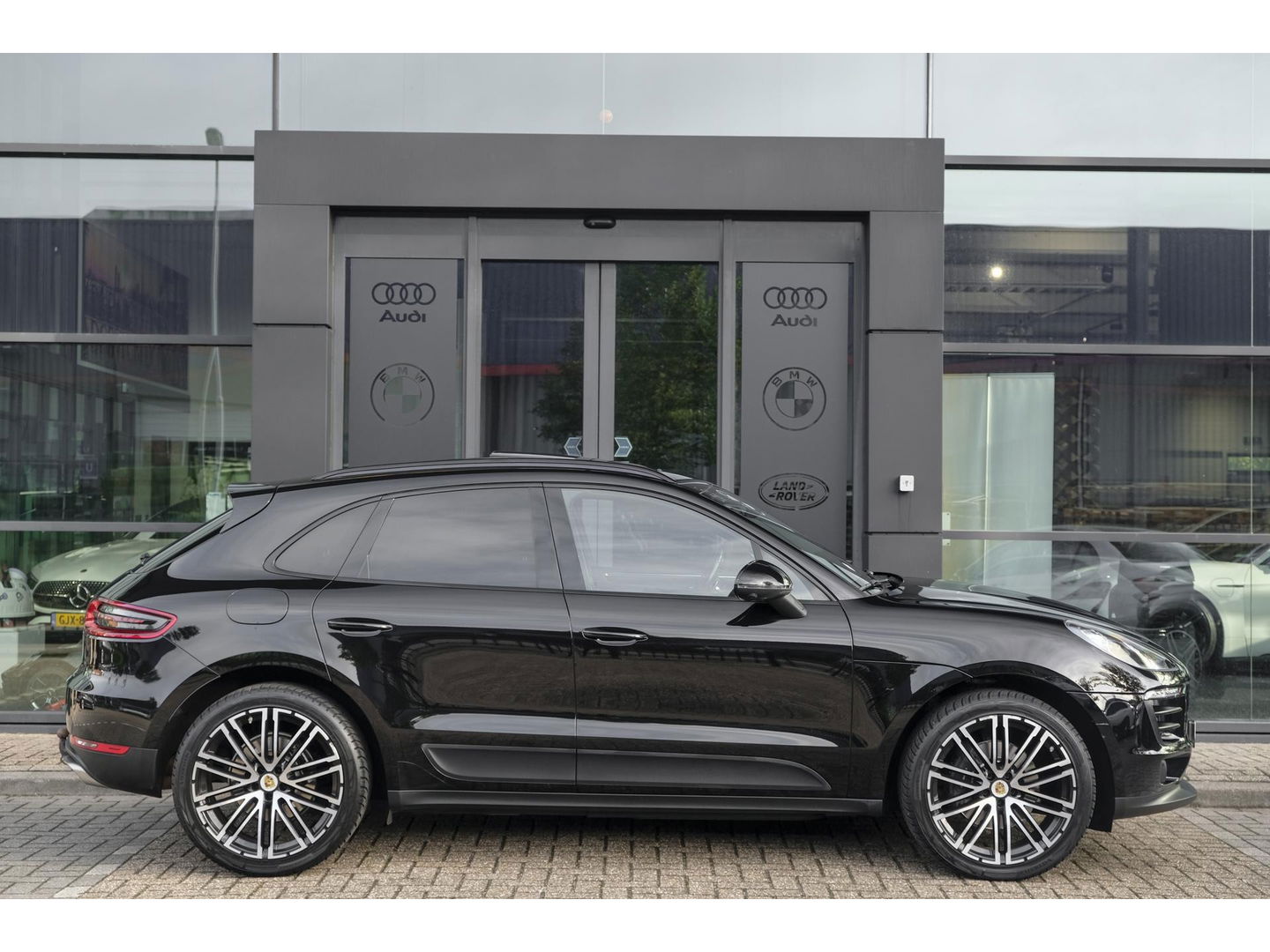 Porsche Macan 2.0 T 252pk Panoramadak Luchtvering 18-weg Adaptieve Sportstoelen Trekhaak elektrisch 21" LMV