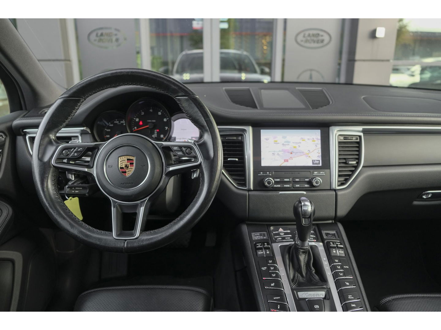 Porsche Macan 2.0 T 252pk Panoramadak Luchtvering 18-weg Adaptieve Sportstoelen Trekhaak elektrisch 21" LMV