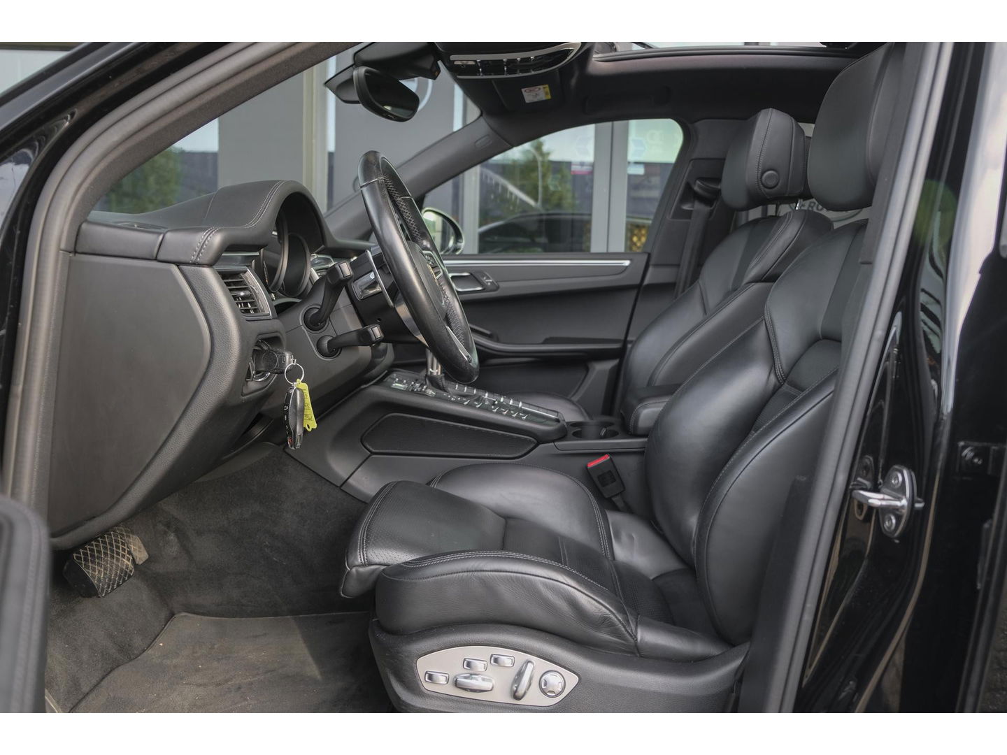 Porsche Macan 2.0 T 252pk Panoramadak Luchtvering 18-weg Adaptieve Sportstoelen Trekhaak elektrisch 21" LMV