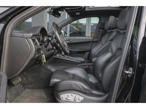 Porsche Macan 2.0 T 252pk Panoramadak Luchtvering 18-weg Adaptieve Sportstoelen Trekhaak elektrisch 21" LMV