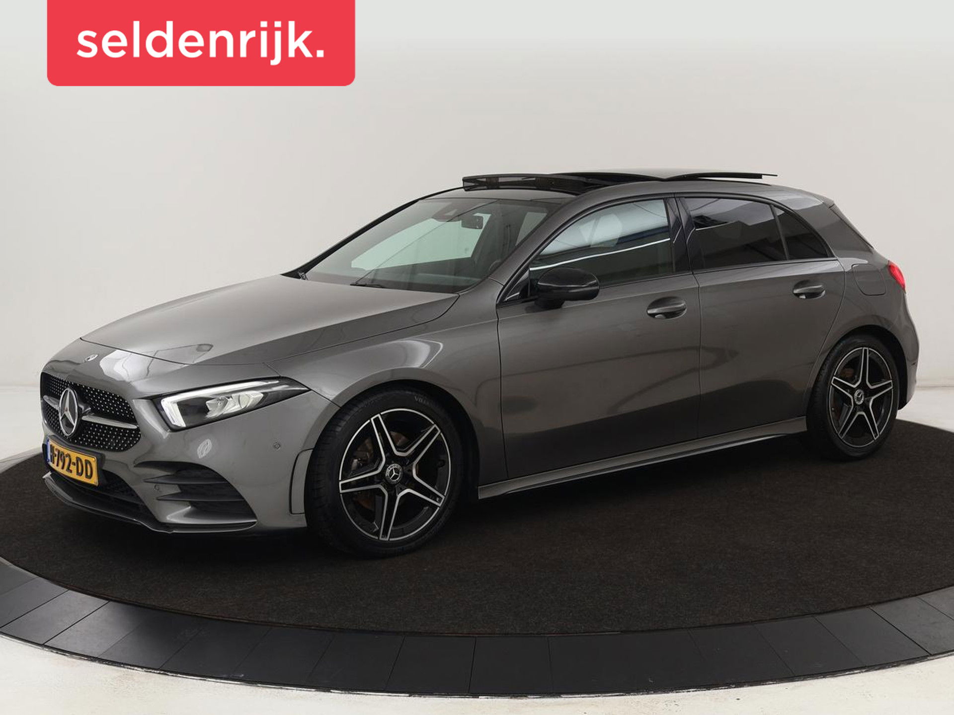 Mercedes-Benz A-Klasse 180 Business Solution AMG | Panoramadak | Stoelverwarming | Leder/Alcantara | Navigatie | Park Assist | Camera | Widescreen | Full LED