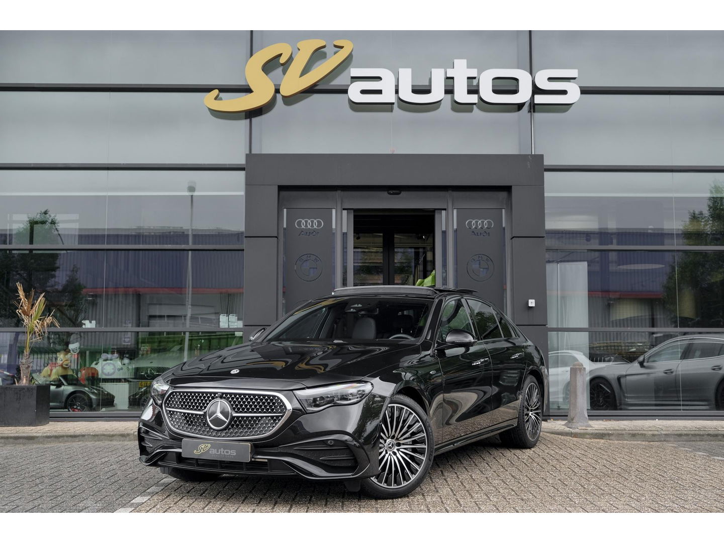 Mercedes-Benz E-Klasse E300e AMG 313pk Hybrid Panoramadak Superscreen Night pakket MBUX Digital light NLauto Keyless 20" LMV