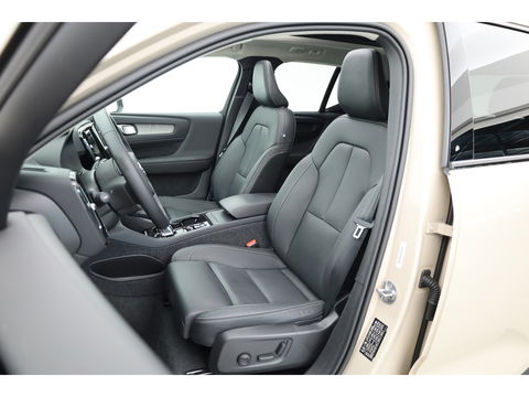 Volvo XC40 2.0 B4 Ultra Dark 197PK | Pano | Matrix LED | 360cam | 21'' | Pilot Assist | H&K