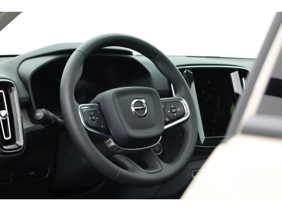 Volvo XC40 2.0 B4 Ultra Dark 197PK | Pano | Matrix LED | 360cam | 21'' | Pilot Assist | H&K