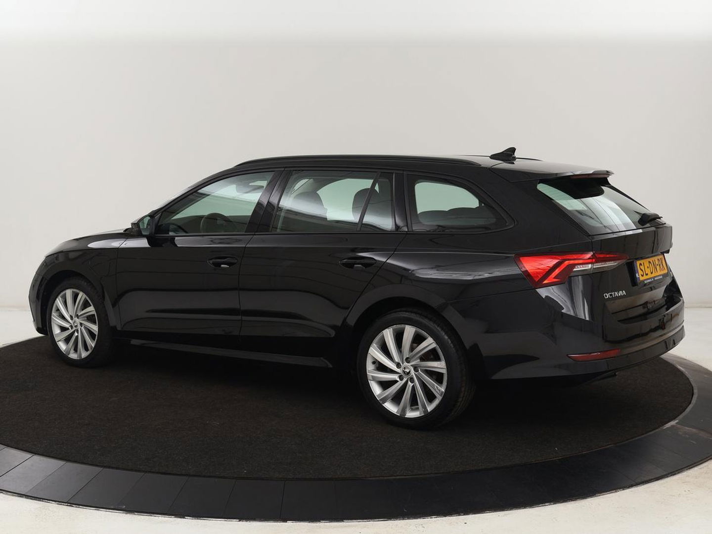 Škoda Octavia 1.4 TSI iV PHEV Business Edition | Stoel & stuurverwarming | Carplay | Navigatie | Parkeerhulp | Climate control | Cruise control