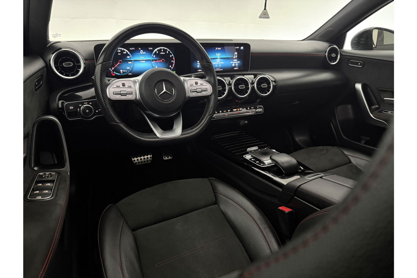 Mercedes-Benz A-Klasse 180 AMG | NAP |  Pano | Virtual | Camera | LED | Navigatie | Stoelverwarming