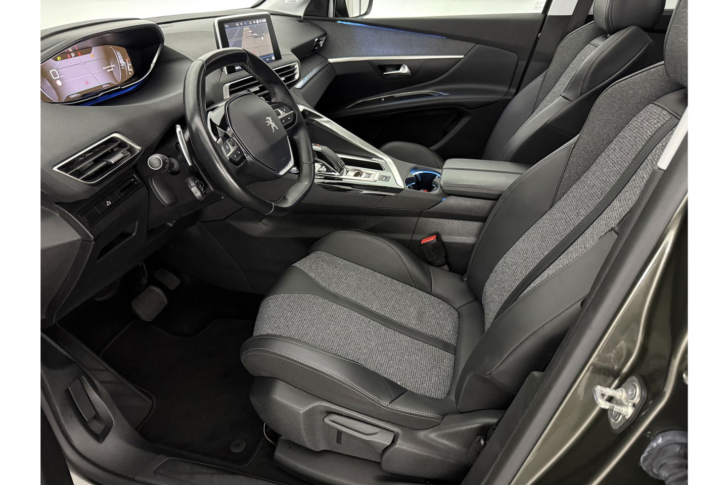 Peugeot 5008 1.2 PureTech Avantage | 7-zits | Pano | 360° | Sfeerverl. | Trekhaak | Carplay | LED | NAP