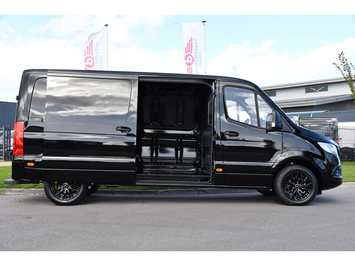 Mercedes-Benz Sprinter 315 1.9 CDI L2H1 FWD Black Edition DEMO! Cruise, Carplay, multimedia, Automaat, 150pk, 3 Zits, Uniek!