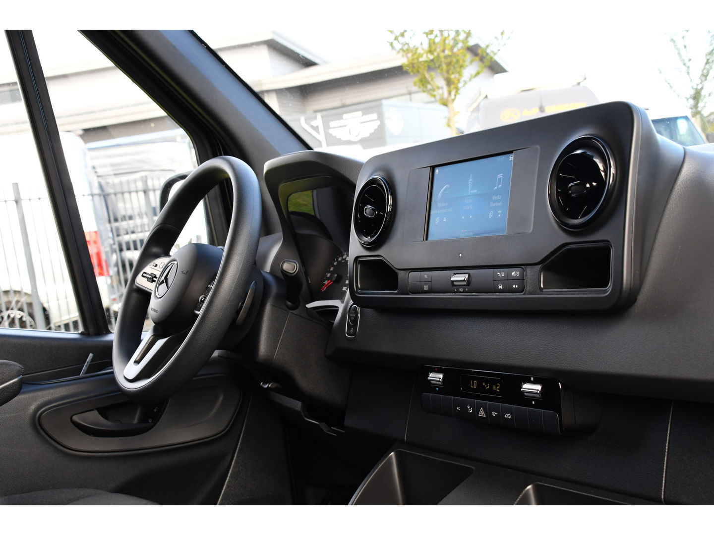 Mercedes-Benz Sprinter 315 1.9 CDI L2H1 FWD Black Edition DEMO! Cruise, Carplay, multimedia, Automaat, 150pk, 3 Zits, Uniek!