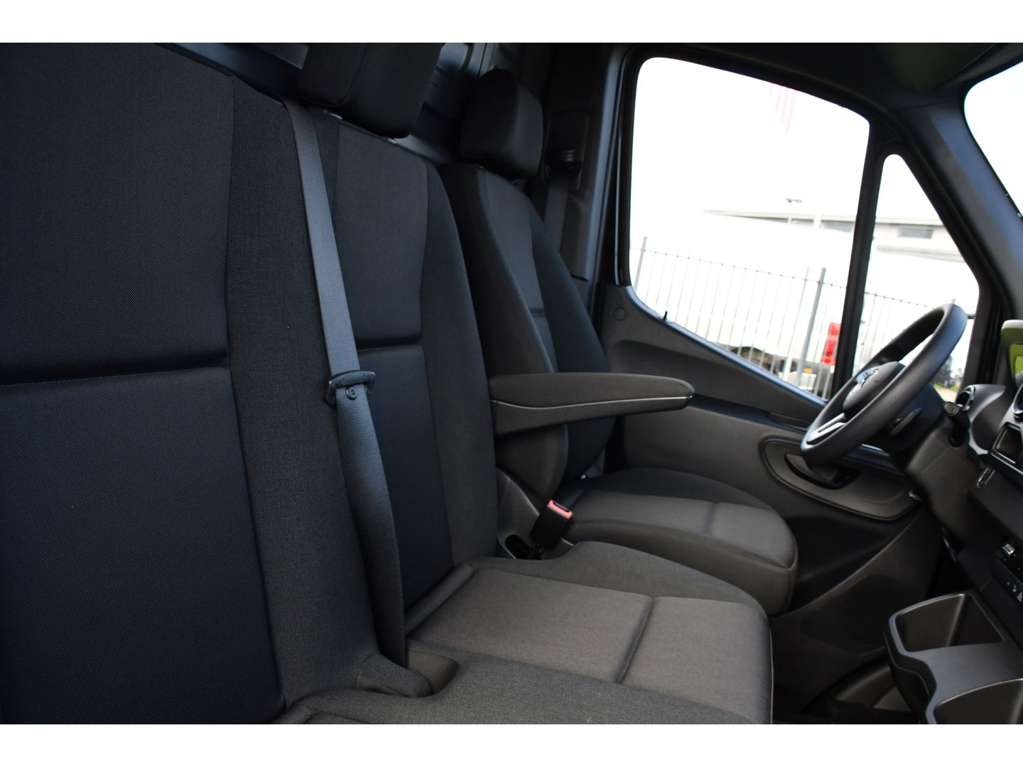 Mercedes-Benz Sprinter 315 1.9 CDI L2H1 FWD Black Edition DEMO! Cruise, Carplay, multimedia, Automaat, 150pk, 3 Zits, Uniek!