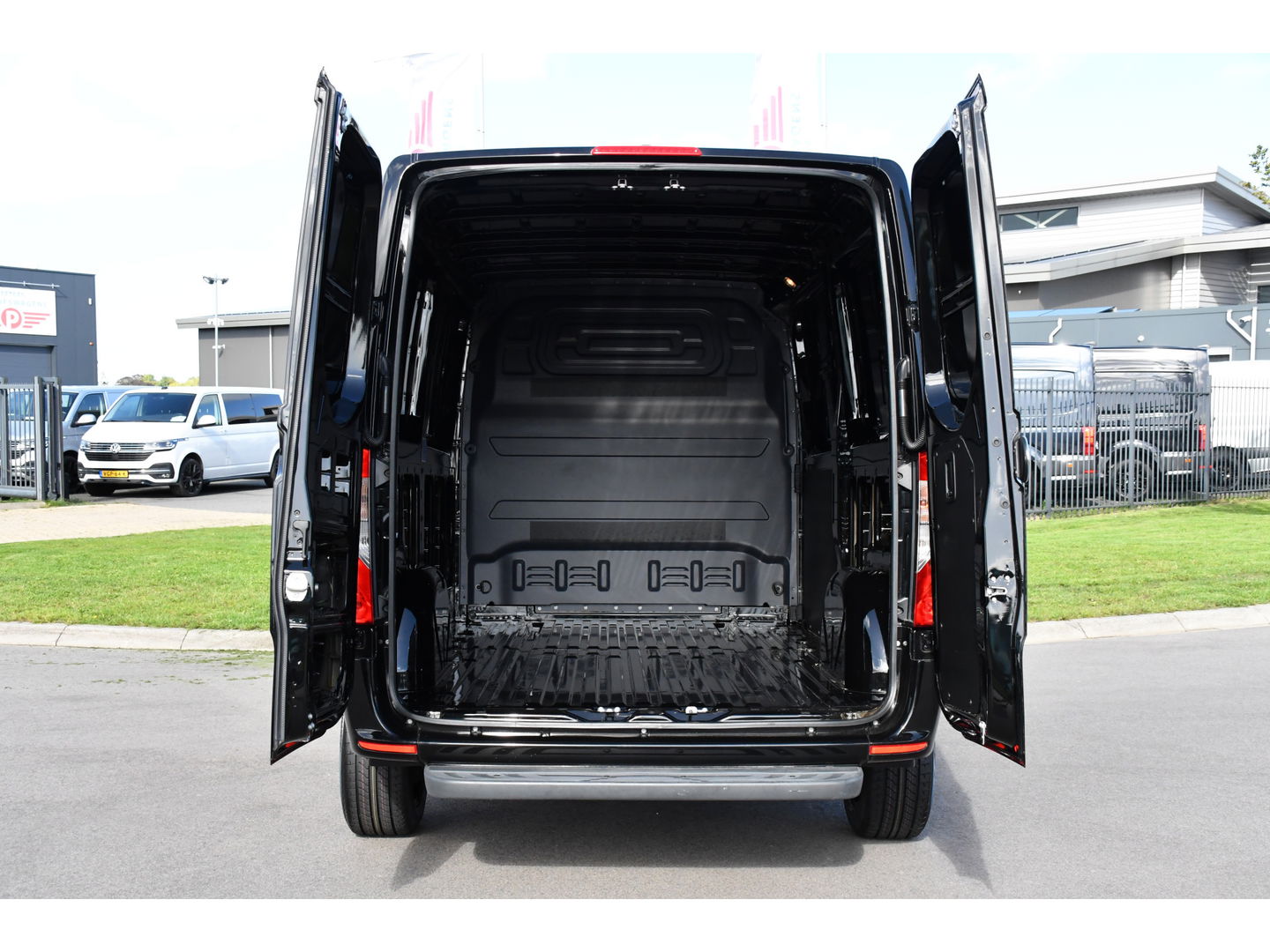 Mercedes-Benz Sprinter 315 1.9 CDI L2H1 FWD Black Edition DEMO! Cruise, Carplay, multimedia, Automaat, 150pk, 3 Zits, Uniek!
