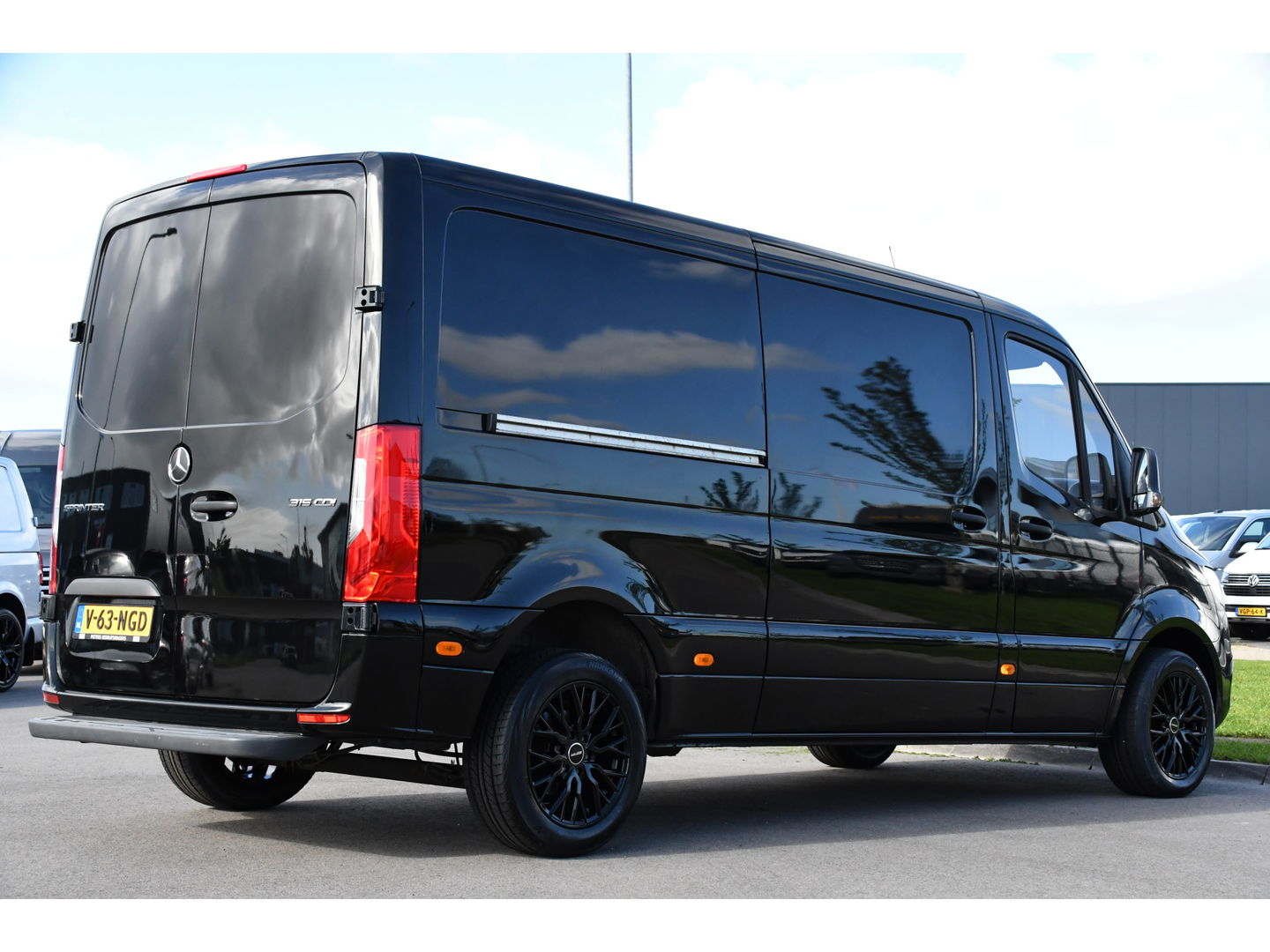 Mercedes-Benz Sprinter 315 1.9 CDI L2H1 FWD Black Edition DEMO! Cruise, Carplay, multimedia, Automaat, 150pk, 3 Zits, Uniek!