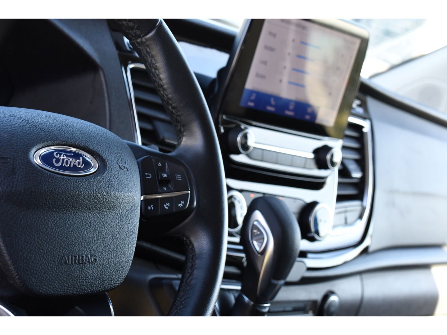 Ford Transit Custom 320 2.0 TDCI L2H1 Platinum Edition DC MARGE! Camera, Cruise, Carplay, 130pk, Automaat, Leder, LED, Multimedia, Stoelverwarming, Uniek!